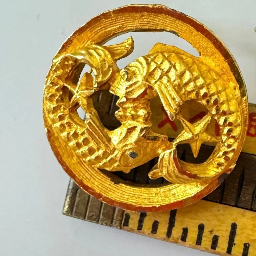 Vintage 1960’s Pisces Zodiac Sign Two Fish In Circle Gold-Tone Lapel Pin 1 inch